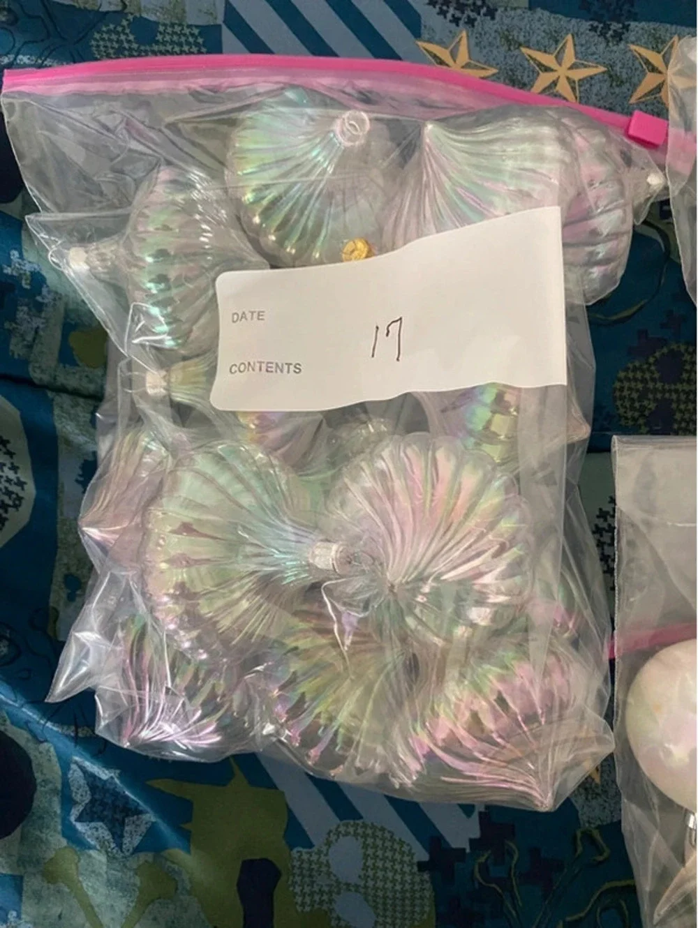 29 Iridescent and pearlescent ball white ornaments